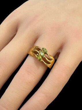 Gold Tone Simulated Peridot Ring With Elegant Wave Design Size 8